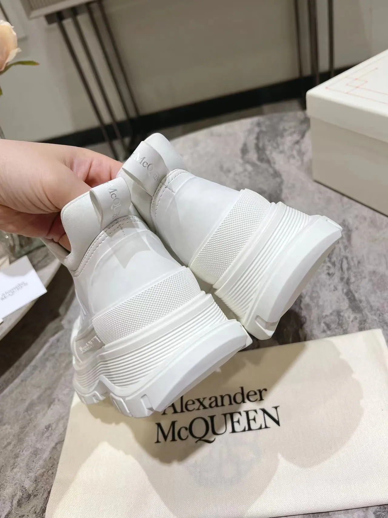 👟👟Ex-factory price 600👟👟 Men's size +10 2023 McQueen classic hot style, top version! ALEXANDERAIexanderMcQUEEN✅ has been certified. The latest 2023 counters will be launched at the same time, international T stage catwalk models. 💯Purchased from top ZP, the original version is 1:1 customized, perfectly reproduced, embellished with waterproof zippers on off-road inspired clothing, with imported anti-wear super soft sock cuffs, 3D glue bright strips, excellent comfort, outsole: original TPU double-layer combination outsole. Fabric: Imported silk cow leather Lining: Imported super soft Lycra/space cloth Foot pads: Imported silk sheepskin Size: 35-40 for women, 39-45 for men. Color: all black, black and white, all white, (add 10 for men’s model)